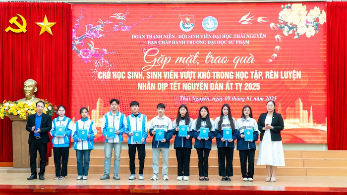 Tiến sĩ Nghiêm Văn Long - Bí thư Đoàn Thanh niên và Tiến sĩ Nguyễn Thị Hoà – Phó Bí thư Đoàn Thanh niên trao quà cho học sinh sinh viên vượt khó. Tiến sĩ Nghiêm Văn Long - Bí thư Đoàn Thanh niên và Tiến sĩ Nguyễn Thị Hoà – Phó Bí thư Đoàn Thanh niên trao quà cho học sinh sinh viên vượt khó.