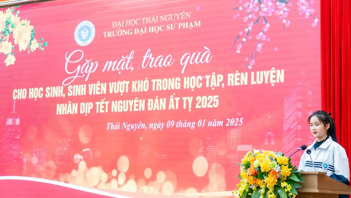 Em Hứa Bảo Chi - sinh viên lớp Giáo dục Mầm non K57C – Khoa Giáo dục Mầm non phát biểu Em Hứa Bảo Chi - sinh viên lớp Giáo dục Mầm non K57C – Khoa Giáo dục Mầm non phát biểu