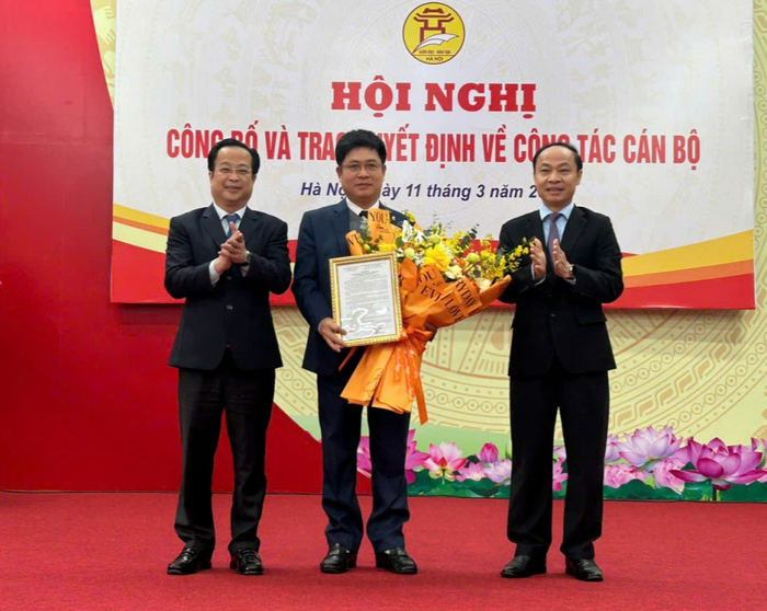Ông Trần Thế Cương - Thành ủy viên, Bí thư Đảng ủy, Giám đốc Sở Giáo dục và Đào tạo Hà Nội và ông Nguyễn Quang Tuấn - Phó Giám đốc Sở Giáo dục và Đào tạo Hà Nội chúc mừng tân Hiệu trưởng trường Bồi dưỡng cán bộ giáo dục Hà Nội Nguyễn Xuân Thành. (Ảnh: Website Sở Giáo dục và Đào tạo Hà Nội) Ông Trần Thế Cương - Thành ủy viên, Bí thư Đảng ủy, Giám đốc Sở Giáo dục và Đào tạo Hà Nội và ông Nguyễn Quang Tuấn - Phó Giám đốc Sở Giáo dục và Đào tạo Hà Nội chúc mừng tân Hiệu trưởng trường Bồi dưỡng cán bộ giáo dục Hà Nội Nguyễn Xuân Thành. (Ảnh: Website Sở Giáo dục và Đào tạo Hà Nội)