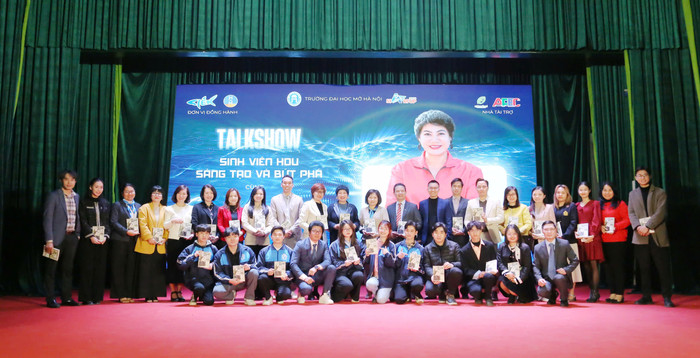 Shark Liên tặng sách cho sinh viên HOU. (Ảnh: NTCC) z6389751516535_bc4486bea30c32bf4ed73bfee6db1d6f.jpg