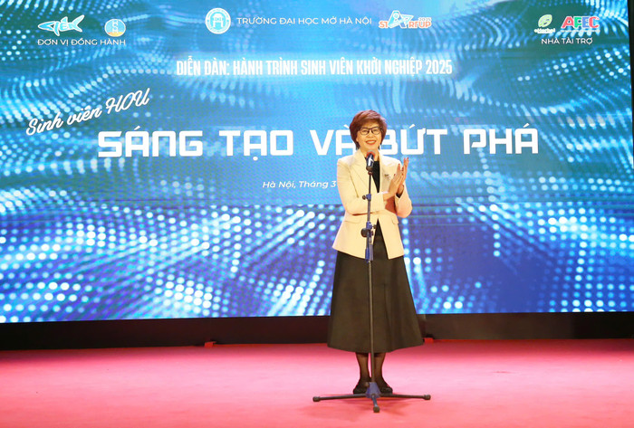 Tiến sĩ Nguyễn Minh Phương - Phó Hiệu trưởng, Trưởng Ban tổ chức các hoạt động khởi nghiệp của nhà trường phát biểu khai mạc. (Ảnh: NTCC) z6389752771598_a4e55bbc62fbb22f25e3853562cdbf02.jpg