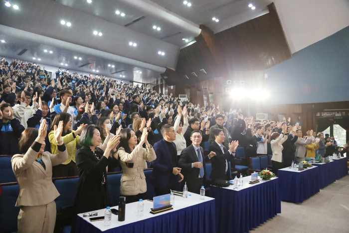 Diễn đàn "Hành trình sinh viên khởi nghiệp 2025" thu hút sự tham gia đầy hào hứng của đông đảo sinh viên Trường Đại học Mở Hà Nội. (Ảnh: NTCC) z6389751490858_0758180e570125d698a4bfb03602cb80.jpg