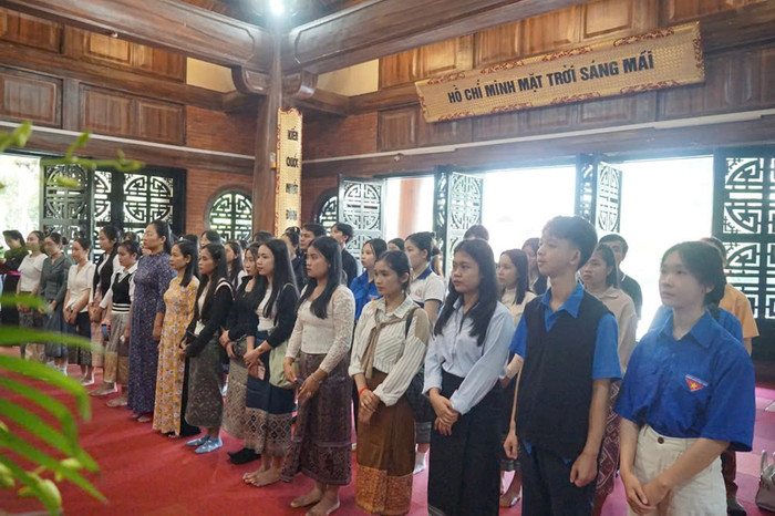 Đoàn dâng hương tưởng niệm Chủ tịch Hồ Chí Minh Đoàn dâng hương tưởng niệm Chủ tịch Hồ Chí Minh