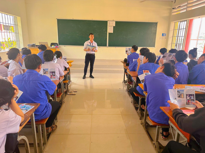 Đoàn Thanh niên Trường Cao đẳng Công nghệ cao Đồng Nai hỗ trợ học sinh hệ 9+3 học tập thông qua chương trình giảng dạy môn hoạt động trải nghiệm. (Ảnh: website nhà trường)