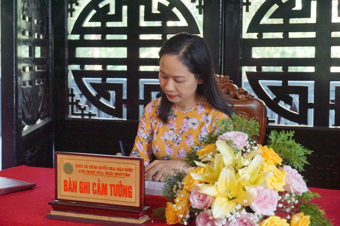 Cô Dương Thu Hằng - Trưởng Bộ môn Văn học Việt Nam, Khoa Ngữ văn thay mặt giảng viên và sinh viên trong đoàn ghi cảm tưởng. Cô Dương Thu Hằng - Trưởng Bộ môn Văn học Việt Nam, Khoa Ngữ văn thay mặt giảng viên và sinh viên trong đoàn ghi cảm tưởng.