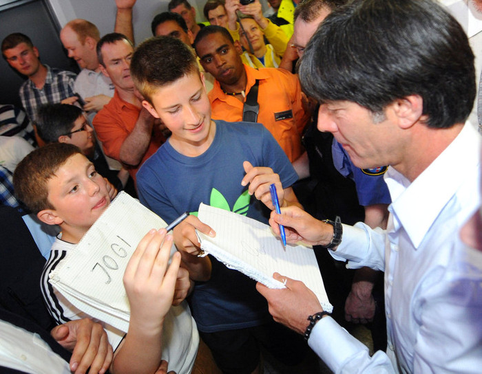 HLV Joachim Low ký tặng người hâm mộ tại sân bay HLV Joachim Low ký tặng người hâm mộ tại sân bay