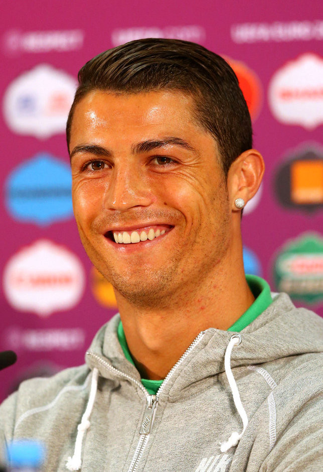Cristiano Ronaldo trông rất lãng tử với mái tóc bóng mượt rất lạ khi xuất hiện trong cuộc họp báo trước trận đấu giữa Bồ Đào Nha và Đức tại sân Arena Lviv, Ukraine, vào đêm nay Cristiano Ronaldo trông rất lãng tử với mái tóc bóng mượt rất lạ khi xuất hiện trong cuộc họp báo trước trận đấu giữa Bồ Đào Nha và Đức tại sân Arena Lviv, Ukraine, vào đêm nay