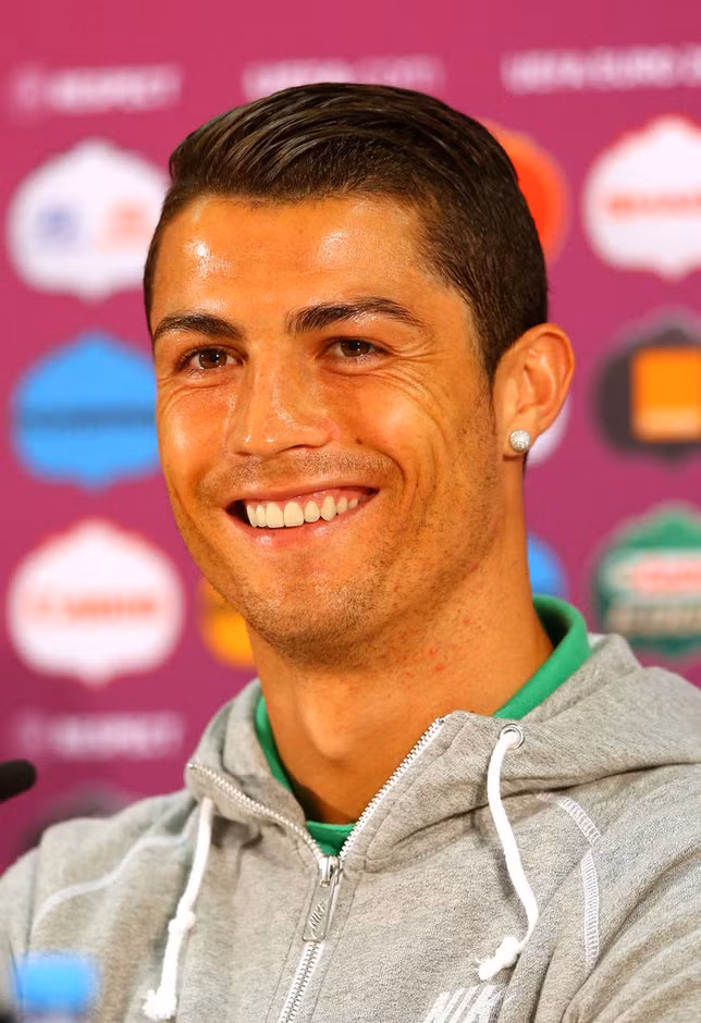 Cristiano Ronaldo trông rất lãng tử với mái tóc bóng mượt rất lạ khi xuất hiện trong cuộc họp báo trước trận đấu giữa Bồ Đào Nha và Đức tại sân Arena Lviv, Ukraine, vào đêm nay