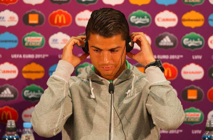 Cristiano Ronaldo trông rất lãng tử với mái tóc bóng mượt rất lạ khi xuất hiện trong cuộc họp báo trước trận đấu giữa Bồ Đào Nha và Đức tại sân Arena Lviv, Ukraine, vào đêm nay Cristiano Ronaldo trông rất lãng tử với mái tóc bóng mượt rất lạ khi xuất hiện trong cuộc họp báo trước trận đấu giữa Bồ Đào Nha và Đức tại sân Arena Lviv, Ukraine, vào đêm nay