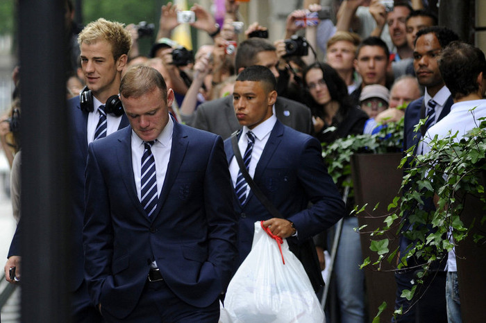 Wayne Rooney lộ rõ vẻ thất vọng khi cùng các đồng đội khác của đội tuyển Anh ra xe bus để tới sân bay về nước Wayne Rooney lộ rõ vẻ thất vọng khi cùng các đồng đội khác của đội tuyển Anh ra xe bus để tới sân bay về nước