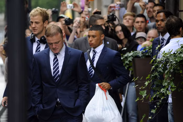 Wayne Rooney lộ rõ vẻ thất vọng khi cùng các đồng đội khác của đội tuyển Anh ra xe bus để tới sân bay về nước