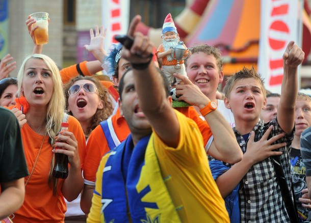 Các CVĐ của Hà Lan như mất hồn sau khi đội nhà bị Đan Mạch dẫn trước 1 bàn Các CVĐ của Hà Lan như mất hồn sau khi đội nhà bị Đan Mạch dẫn trước 1 bàn