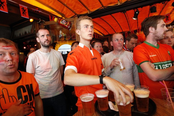 Cũng đồng tâm trạng trạng với những người Bồ Đào Nha, các CVĐ của Hà Lan như mất hồn sau khi đội nhà bị Đan Mạch dẫn trước 1 bàn Cũng đồng tâm trạng trạng với những người Bồ Đào Nha, các CVĐ của Hà Lan như mất hồn sau khi đội nhà bị Đan Mạch dẫn trước 1 bàn