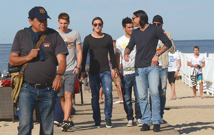 Không có WAGs, nhóm các tuyển thủ Đức khác như Ozil, Khedira, thủ thành Tim Wiese, Ron-Robert Zieler và Ilkay Guendogan rủ nhau đi dạo phố và uống cà phê