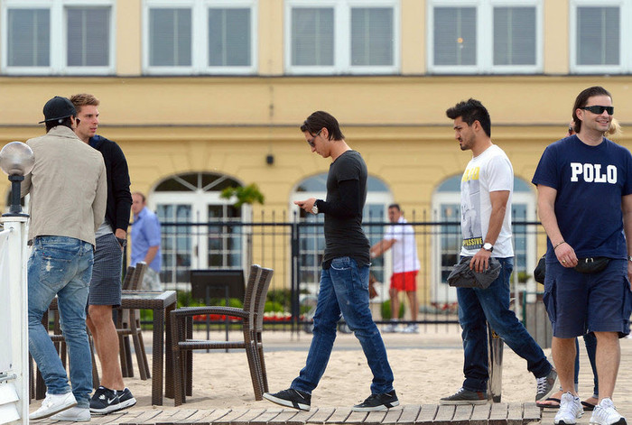 Không có WAGs, nhóm các tuyển thủ Đức khác như Ozil, Khedira, thủ thành Tim Wiese, Ron-Robert Zieler và Ilkay Guendogan rủ nhau đi dạo phố và uống cà phê ở Gdansk, Ba Lan