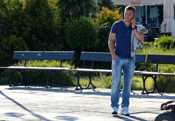 Lukas Podolski chơi cùng với con