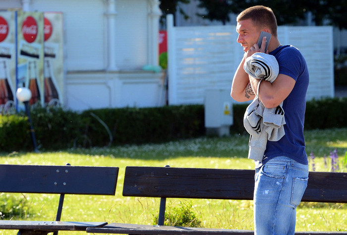 Lukas Podolski chơi cùng với con