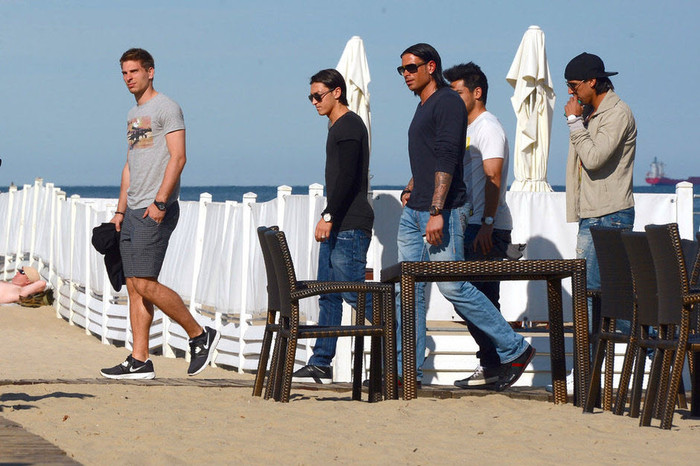 Không có WAGs, nhóm các tuyển thủ Đức khác như Ozil, Khedira, thủ thành Tim Wiese, Ron-Robert Zieler và Ilkay Guendogan rủ nhau đi dạo phố và uống cà phê