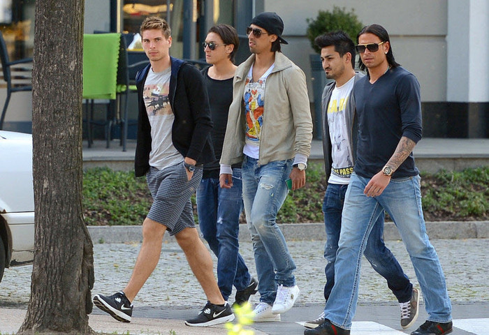 Không có WAGs, nhóm các tuyển thủ Đức khác như Ozil, Khedira, thủ thành Tim Wiese, Ron-Robert Zieler và Ilkay Guendogan rủ nhau đi dạo phố và uống cà phê