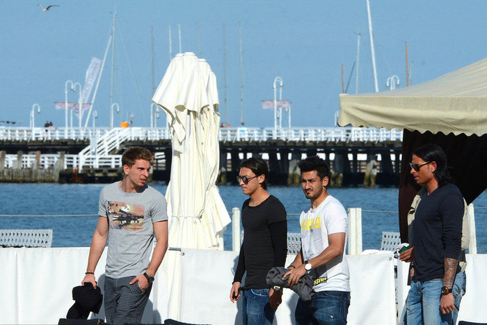 Không có WAGs, nhóm các tuyển thủ Đức khác như Ozil, Khedira, thủ thành Tim Wiese, Ron-Robert Zieler và Ilkay Guendogan rủ nhau đi dạo phố và uống cà phê