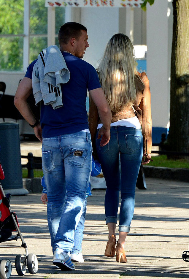 Lukas Podolski chọn thời gian nghỉ để đi chơi cùng vợ...