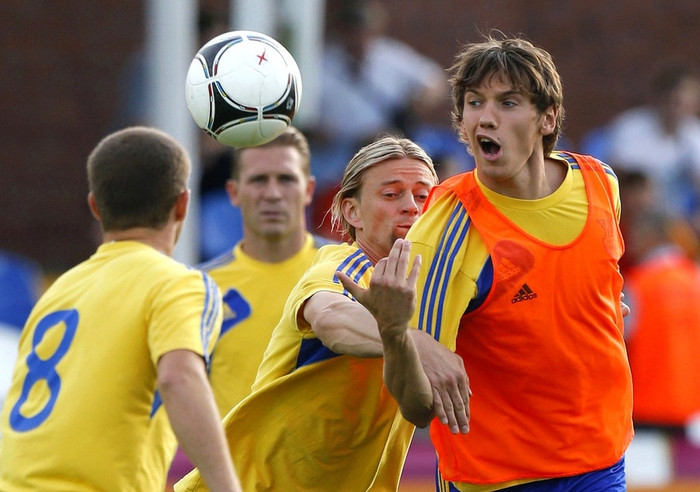 Các cầu thủ Ukraina chơi bóng bằng tay. Các cầu thủ Ukraina chơi bóng bằng tay.