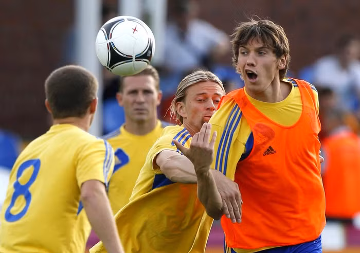 Các cầu thủ Ukraina chơi bóng bằng tay.