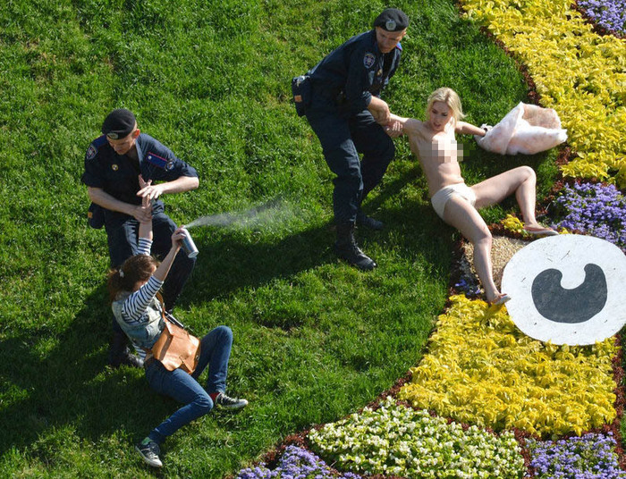 Cảnh sát rất vất vả để khống chế các người đẹp ngực trần