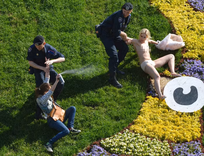 Cảnh sát rất vất vả để khống chế các người đẹp ngực trần