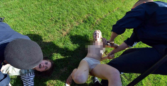 Cảnh sát rất vất vả để khống chế các người đẹp ngực trần