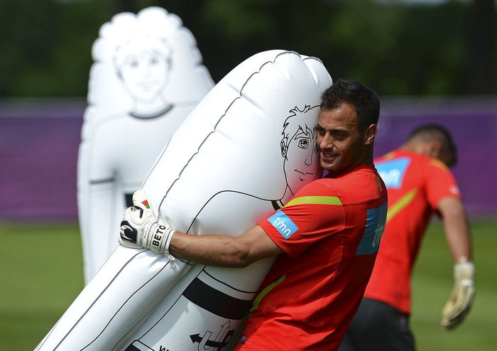 Cũng giống Italia, Bồ Đào Nha cũng sử dụng hình nộm hơi trong buổi tập. Cũng giống Italia, Bồ Đào Nha cũng sử dụng hình nộm hơi trong buổi tập.