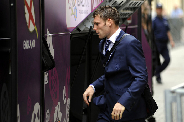 Các cầu thủ đội tuyển Anh lên xe bus để ra sân bay ở Krakow, Ban Lan Các cầu thủ đội tuyển Anh lên xe bus để ra sân bay ở Krakow, Ban Lan