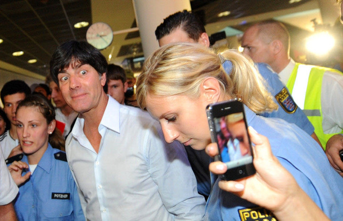 HLV Joachim Low được các nhân viên an ninh hộ tống lên máy bay HLV Joachim Low được các nhân viên an ninh hộ tống lên máy bay
