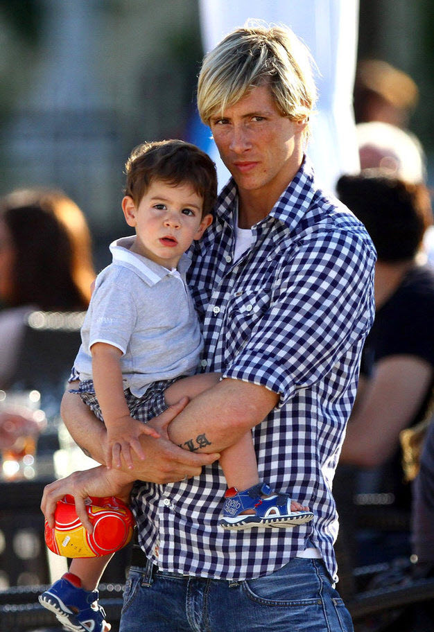 Gia đình tiền đạo người Tây Ban Nha đi dạo trên bãi biển ở Sopot, Ba Lan