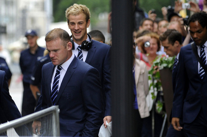 Wayne Rooney lộ rõ vẻ thất vọng khi cùng các đồng đội khác của đội tuyển Anh ra xe bus để tới sân bay về nước. Trong khi đó, thủ thành Joe Hart vẫn hớn hở tươi cười. Wayne Rooney lộ rõ vẻ thất vọng khi cùng các đồng đội khác của đội tuyển Anh ra xe bus để tới sân bay về nước. Trong khi đó, thủ thành Joe Hart vẫn hớn hở tươi cười.