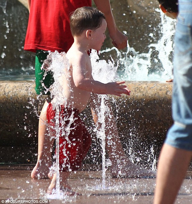 trong khi, Kai vẫn mải mê chơi dưới vòi nước.