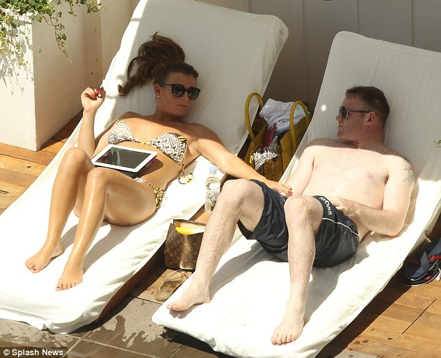 Trước khi tham dự EURO 2012, Rooney cũng đã cùng bà xã Coleen và con trai có một kỳ nghỉ ngắn tại Angeles Trước khi tham dự EURO 2012, Rooney cũng đã cùng bà xã Coleen và con trai có một kỳ nghỉ ngắn tại Angeles