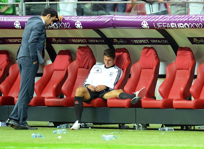 Các cầu thủ của đội tuyển Đức ngồi như mất hồn trên băng ghế kỹ thuật Các cầu thủ của đội tuyển Đức ngồi như mất hồn trên băng ghế kỹ thuật