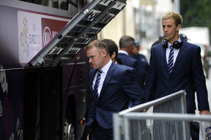 Các cầu thủ đội tuyển Anh lên xe bus để ra sân bay ở Krakow, Ban Lan Các cầu thủ đội tuyển Anh lên xe bus để ra sân bay ở Krakow, Ban Lan