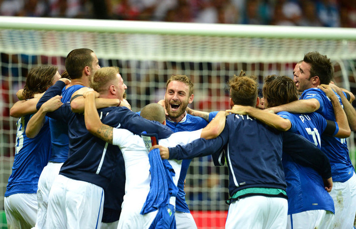Cassano bế con xuống sân cùng đồng đội ăn mừng chiến thắng 2-0 của Italia trước Đức Cassano bế con xuống sân cùng đồng đội ăn mừng chiến thắng 2-0 của Italia trước Đức