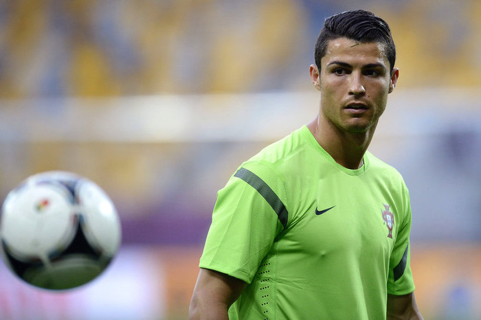 Kiểu tóc mới của C.Ronaldo rất giống một kiểu tóc của David Beckham Kiểu tóc mới của C.Ronaldo rất giống một kiểu tóc của David Beckham