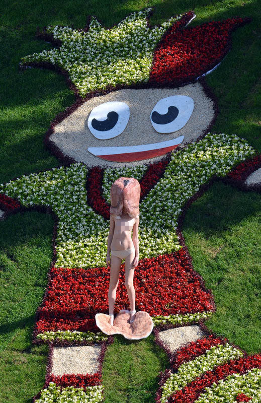 Ngay lập tức cảnh sát đã có mặt để khống chế các người đẹp nổi loạn