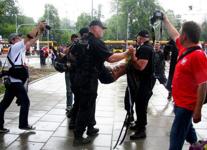 Các nhân viên an ninh bắt giữ người đẹp ngực trần Các nhân viên an ninh bắt giữ người đẹp ngực trần