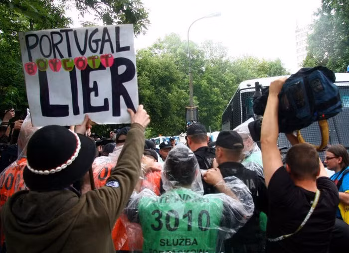 Các nhân viên an ninh bắt giữ người đẹp ngực trần