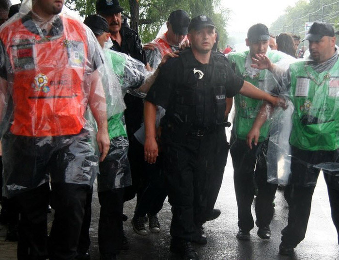 Các nhân viên an ninh bắt giữ người đẹp ngực trần Các nhân viên an ninh bắt giữ người đẹp ngực trần