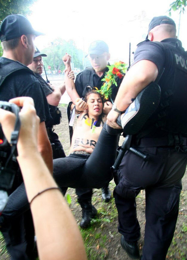 Các nhân viên an ninh bắt giữ người đẹp ngực trần Các nhân viên an ninh bắt giữ người đẹp ngực trần