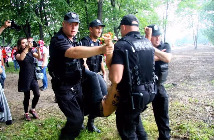 Các nhân viên an ninh bắt giữ người đẹp ngực trần