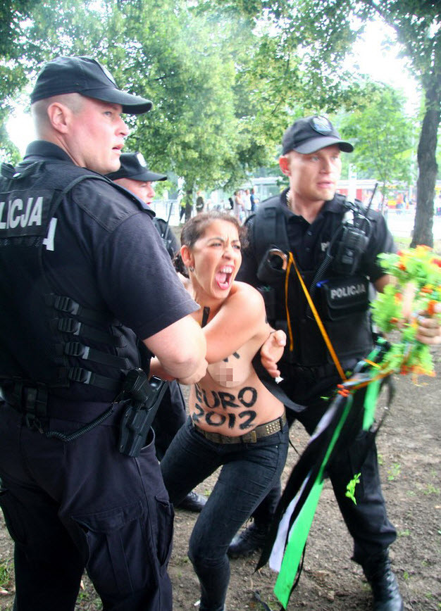 Các nhân viên an ninh bắt giữ người đẹp ngực trần Các nhân viên an ninh bắt giữ người đẹp ngực trần