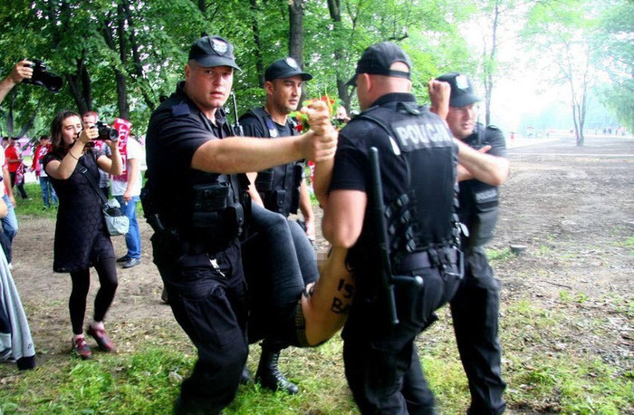 Các nhân viên an ninh bắt giữ người đẹp ngực trần Các nhân viên an ninh bắt giữ người đẹp ngực trần