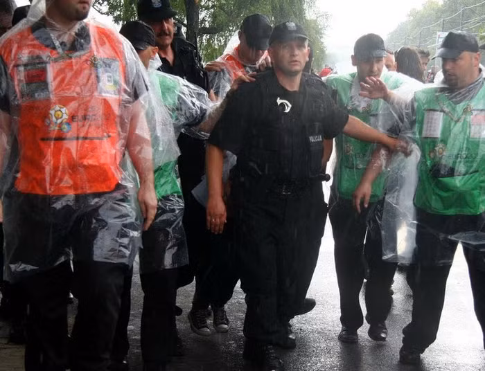 Các nhân viên an ninh bắt giữ người đẹp ngực trần